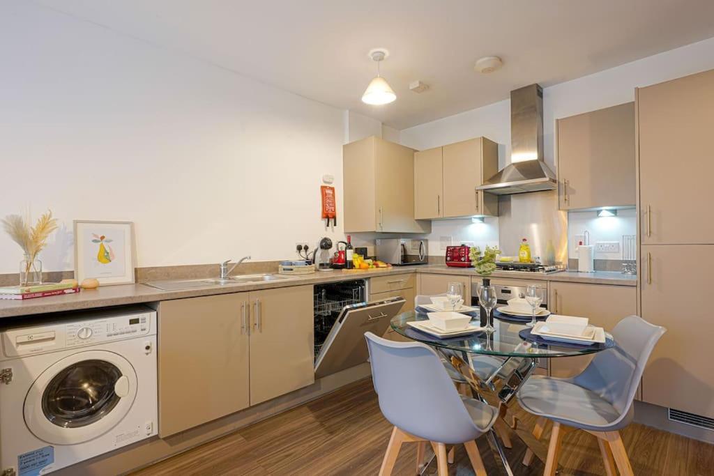 Luxury Campbell Park Apartments In Central Mk With Balcony, Free Parking & Smart Tv With Netflix By Yoko Property Milton Keynes Zewnętrze zdjęcie