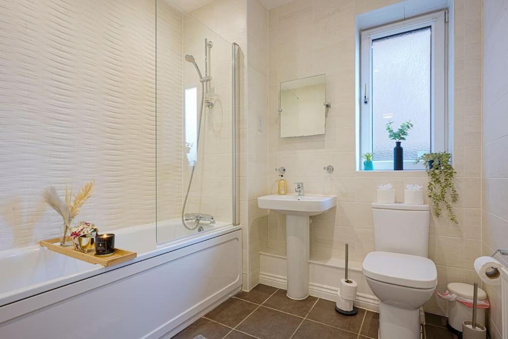 Luxury Campbell Park Apartments In Central Mk With Balcony, Free Parking & Smart Tv With Netflix By Yoko Property Milton Keynes Zewnętrze zdjęcie